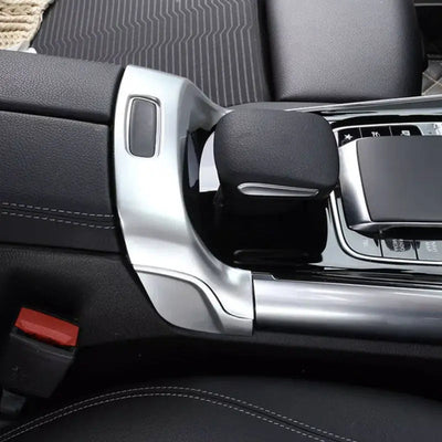 Cache console centrale argent monté autour du repose-main d'une Mercedes GLA H247