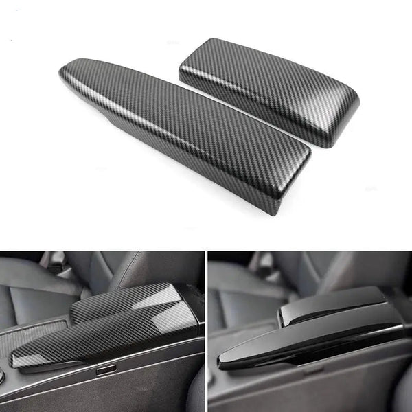 Cache console centrale Mercedes W204 : les deux coques d'accoudoir en carbone et noir laqué, montées sur la console