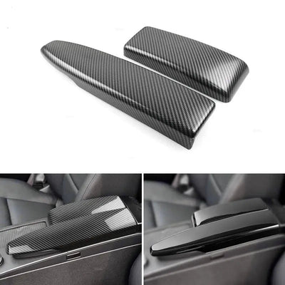 Cache console centrale Mercedes W204 : les deux coques d'accoudoir en carbone et noir laqué, montées sur la console