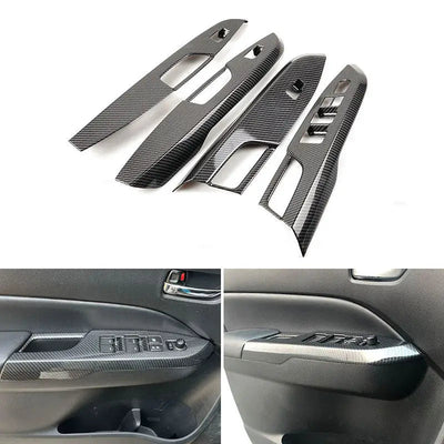 Cache lève-vitre carbone Suzuki Vitara : quatre coques d'accoudoir et leur pose sur la porte conducteur