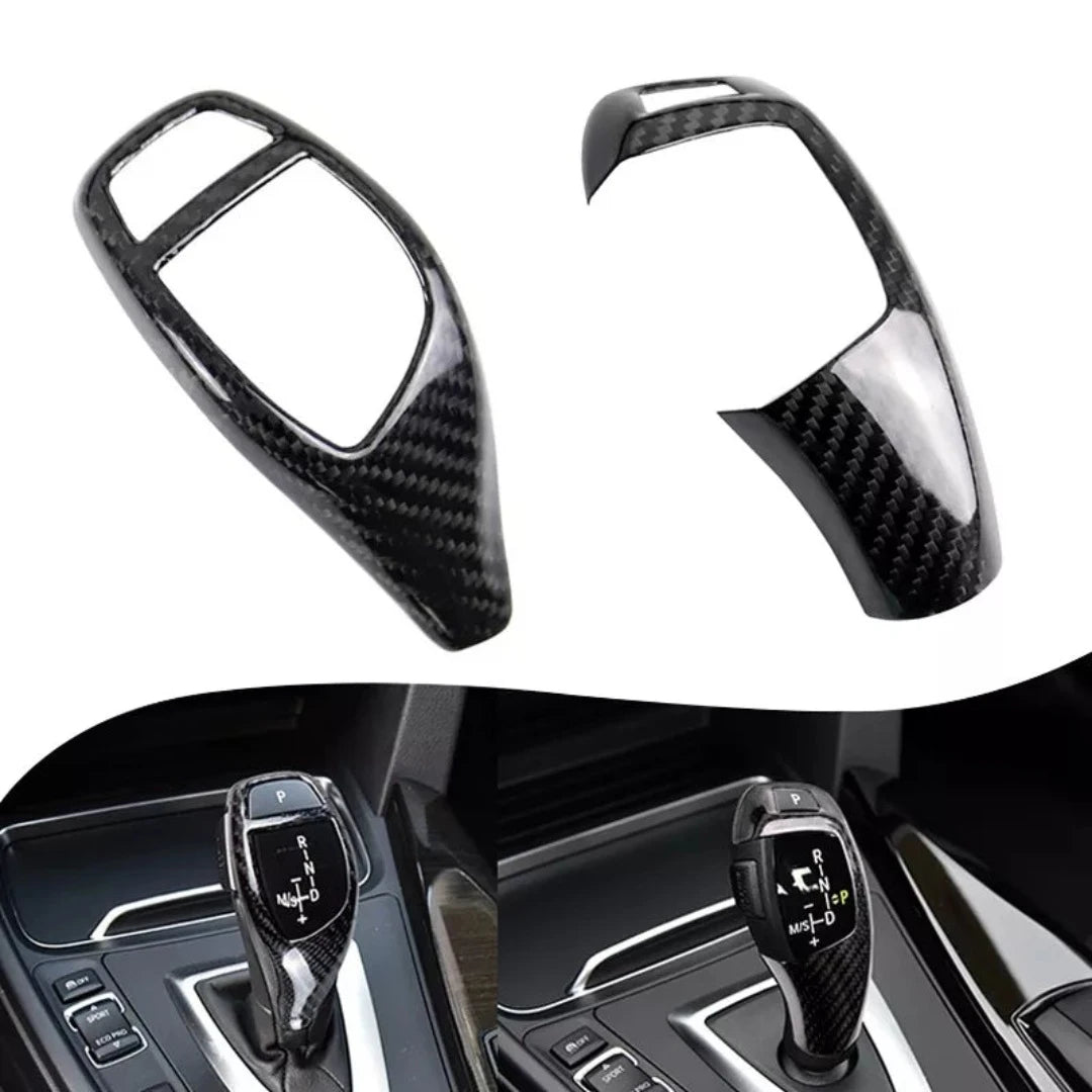 Les deux caches de pommeau de vitesse BMW automatique en carbone, avec leur rendu une fois posés sur le sélecteur