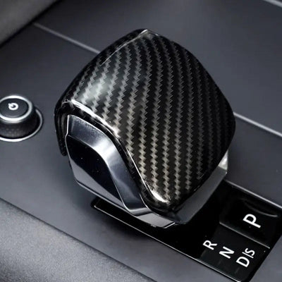 Cache pommeau de vitesse carbone posé sur le sélecteur automatique d'un Range Rover