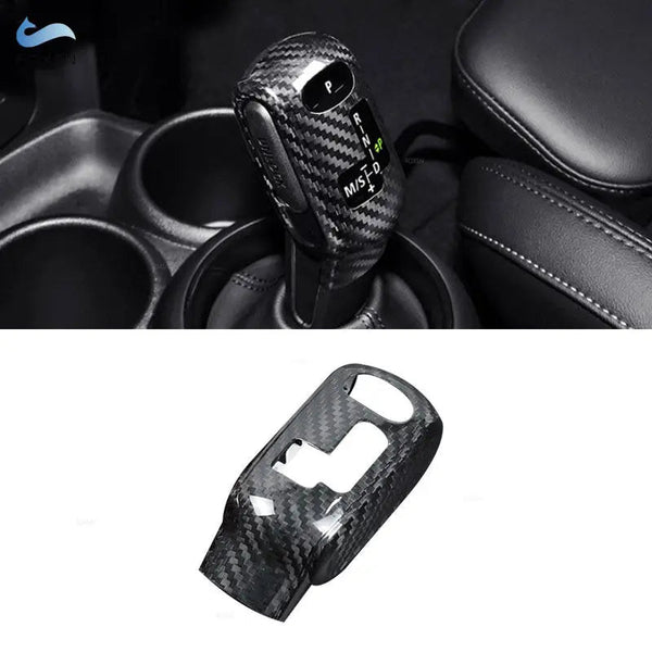Cache pommeau de vitesse en fibre de carbone monté sur le sélecteur automatique d'une Mini Cooper, avec la pièce seule en dessous