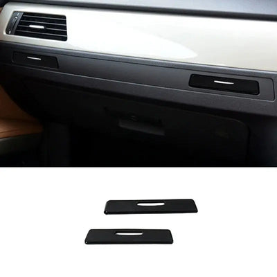 Deux caches noir laqué pour les poignées de porte-gobelets passager de BMW E90