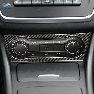 Cadre climatisation carbone monté autour des commandes de clim d'une Mercedes Classe A W176
