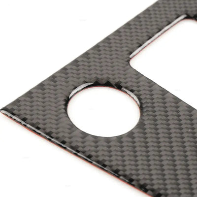 Détail d'une découpe ronde et de la finesse de la plaque carbone Audi A3 8Y