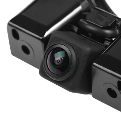 Objectif fisheye de la caméra de recul Chevrolet Silverado logé dans le bandeau de hayon