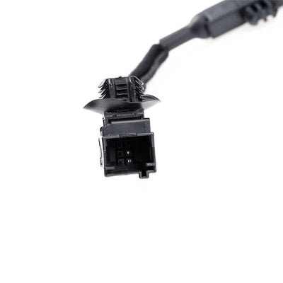 Connecteur multibroches de la caméra de recul Peugeot 607 en gros plan