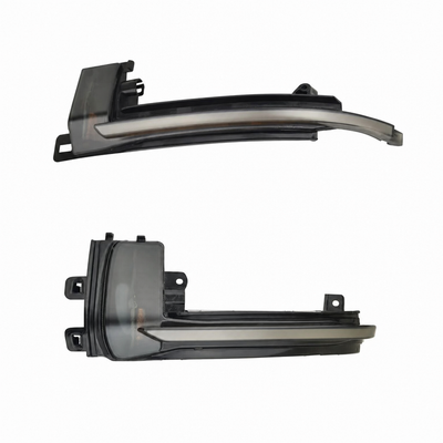 Deux clignotants dynamiques Audi A5 de versions différentes sur fond blanc