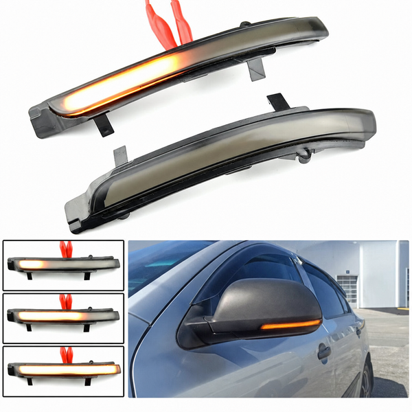 Clignotant dynamique séquentiel à lentille fumée monté dans le rétroviseur d'une Skoda Octavia
