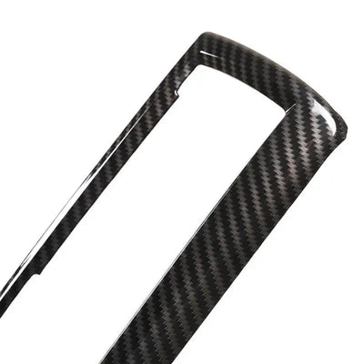 Gros plan sur le motif carbone brillant du contour d'aération BMW F20