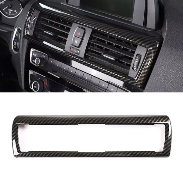 Contour aération carbone monté autour des aérateurs centraux et du bouton de détresse d'une BMW Série 1 F20