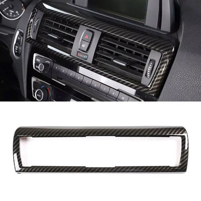 Contour aération carbone monté autour des aérateurs centraux et du bouton de détresse d'une BMW Série 1 F20