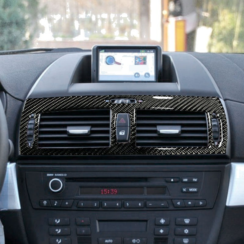 Insert carbone BMW X3 E83 posé autour des aérateurs centraux de la planche de bord
