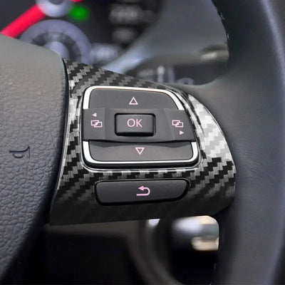 Contour aspect carbone monté autour des commandes au volant gauche d'une Golf 6