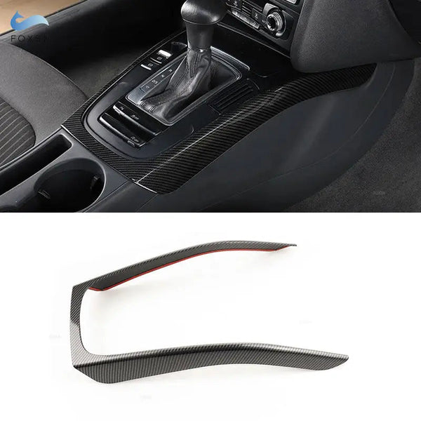 Contour levier de vitesse carbone monté sur la console d'une Audi A4 B8 automatique, avec la baguette en U seule en dessous