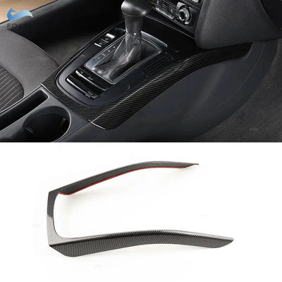 Contour levier de vitesse carbone monté sur la console d'une Audi A4 B8 automatique, avec la baguette en U seule en dessous