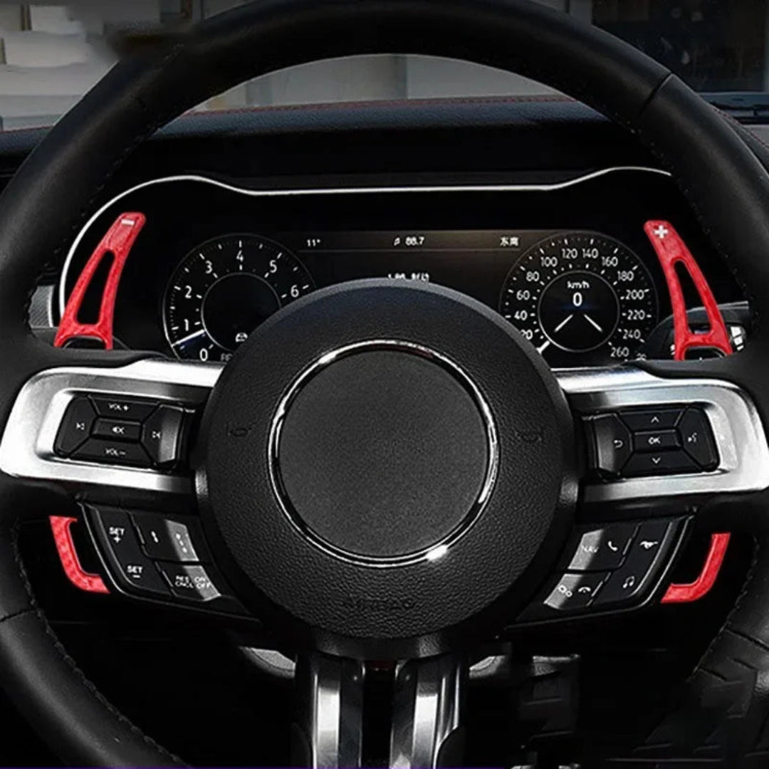 Extensions de palette rouges montées sur le volant d'une Ford Mustang