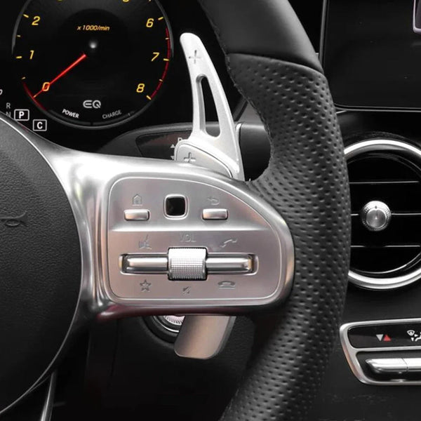 Extension palette au volant Mercedes argent montée sur un volant AMG Line