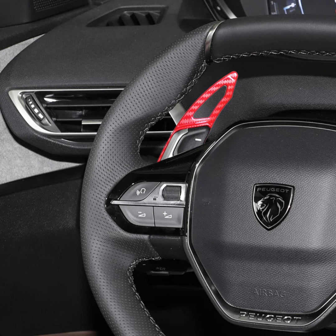 Extension de palette au volant rouge montée sur le volant i-Cockpit d'une Peugeot 508