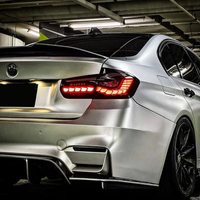 BMW Série 3 F30 gris mat avec les feux arrière LED GTS allumés