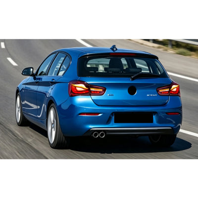 BMW Série 1 F20 bleue équipée des feux arrière LED GTS rouges