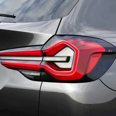 Feu arrière LED style restylé monté sur un BMW X3 gris, vu de près
