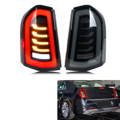 Paire de feux arrière LED fumés pour Chrysler 300, avec une 300C noire en fond