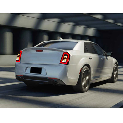 Chrysler 300 blanche en mouvement avec les feux arrière LED allumés