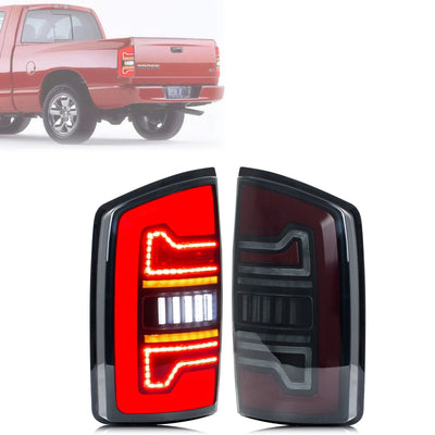 Paire de feux arrière LED fumés pour Dodge RAM 2006-2008, avec un RAM rouge en fond