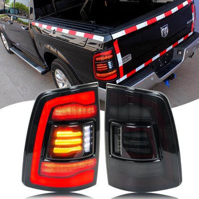 Paire de feux arrière LED fumés pour Dodge RAM 2009-2018, avec un RAM noir en fond