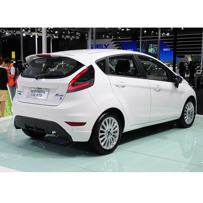 Ford Fiesta blanche vue de trois quarts arrière avec les feux LED fumés