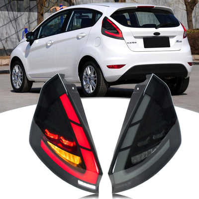 Paire de feux arrière LED fumés gris pour Ford Fiesta, avec une Fiesta blanche en fond