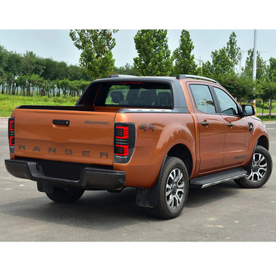 Ford Ranger Wildtrak orange équipé des feux arrière LED fumés