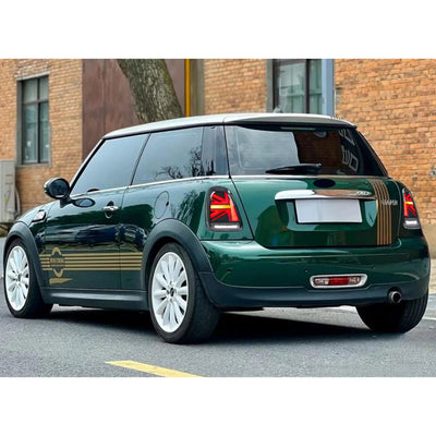 Mini Cooper verte vue de l'arrière avec les feux LED Union Jack allumés