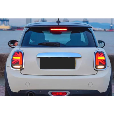 Mini blanche vue de l'arrière avec ses feux LED Union Jack allumés