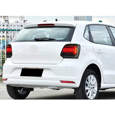 Polo 5 blanche vue de trois quarts arrière avec les feux LED fumés