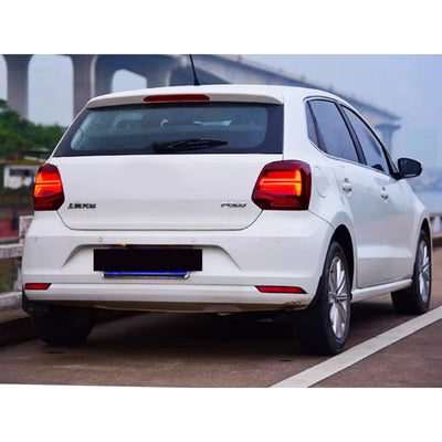 Polo 5 blanche de trois quarts arrière avec les feux LED rouges allumés