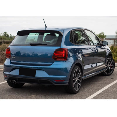 Polo 5 GTI bleue équipée des feux arrière LED rouges