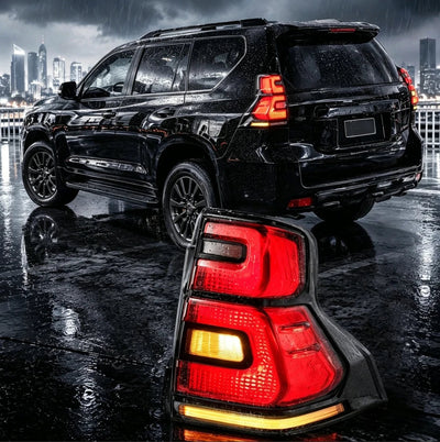Feu arrière LED Prado devant un Land Cruiser Prado noir de nuit sous la pluie