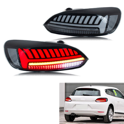 Paire de feux arrière LED fumés pour VW Scirocco 3, avec un Scirocco blanc en fond