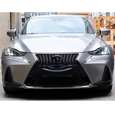 Lexus IS grise de face, feux de jour blancs allumés sous les phares