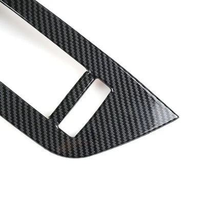 Détail du motif carbone autour de la découpe d'interrupteur d'une coque Audi A6 C8