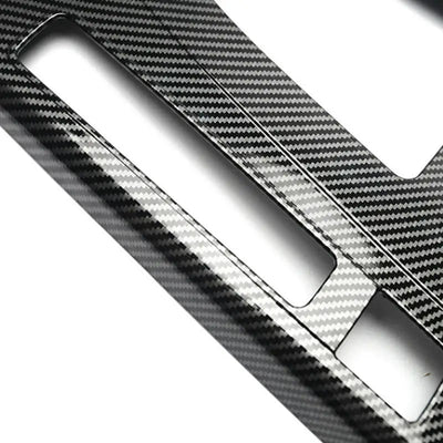 Détail des découpes et du motif carbone brillant de la garniture Audi Q5 FY