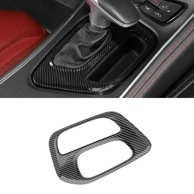 Cadre du sélecteur en carbone monté sur un Dodge Challenger automatique, avec la pièce seule en dessous