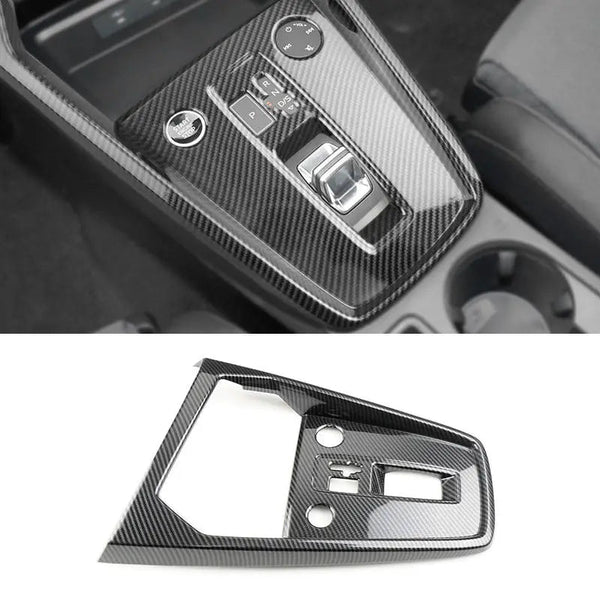 Garniture console centrale carbone montée sur Audi A3 8Y autour du sélecteur de vitesse, avec la pièce seule en dessous