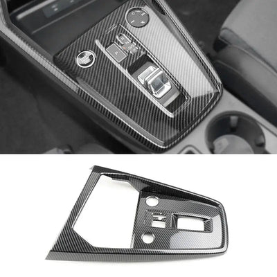 Garniture console centrale carbone montée sur Audi A3 8Y autour du sélecteur de vitesse, avec la pièce seule en dessous
