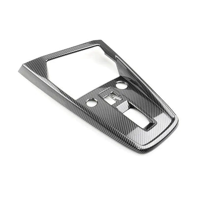 Insert carbone Audi A3 8Y vu de trois quarts avec ses découpes pour le sélecteur et les commandes