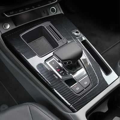 Garniture console centrale carbone montée sur Audi Q5 FY autour du sélecteur, du vide-poche et du frein de stationnement