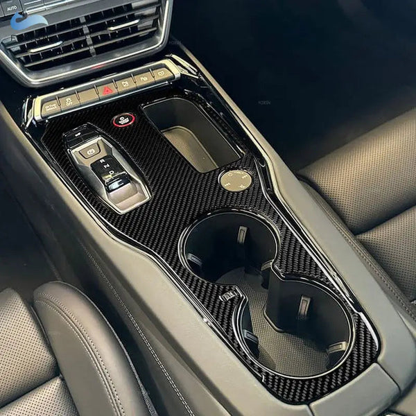 Garniture console centrale carbone posée sur une Audi RS e-tron GT, du sélecteur jusqu'aux porte-gobelets